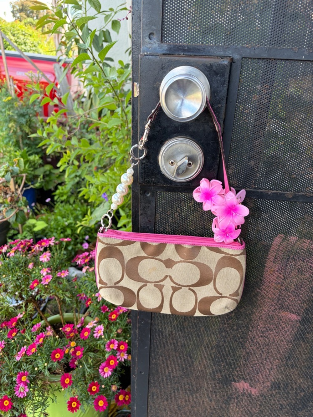 Gorgeous Y2k Coach Signature Hot Pink & tan large wristlet Baguette purse - Picture 3 of 5